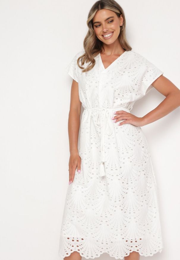 Born2be - Biała Sukienka z Bawełny Zdobiona Haftem z Krótkim Rękawem i Materiałowym Paskiem Dimisha. Okazja: na co dzień. Kolor: biały. Materiał: bawełna, materiał. Długość rękawa: krótki rękaw. Wzór: haft, aplikacja. Typ sukienki: dopasowane, proste. Styl: casual