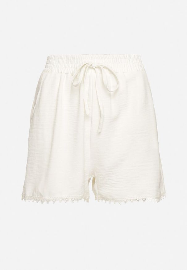 Born2be - Jasnobeżowe Szorty z Bawełną i Wiskozą z Wysokim Stanem i Gumką w Pasie Zakończone Koronką Sadea. Okazja: na co dzień. Stan: podwyższony. Kolor: beżowy. Materiał: wiskoza, bawełna, koronka. Wzór: koronka. Sezon: lato. Styl: elegancki, casual, wizytowy