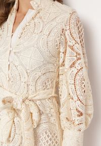 Born2be - Jasnobeżowa Koronkowa ze Stójką i Szerokimi Mankietami Rojas. Typ kołnierza: kołnierzyk stójkowy. Kolor: beżowy. Materiał: koronka. Sezon: wiosna, lato. Typ sukienki: koszulowe #4