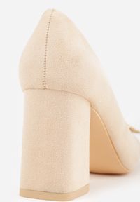 Renee - Beżowe Czółenka Vices na Obcasie z Klamerką z Kryształków i Skórzaną Wkładką Arutia. Okazja: do pracy, na spotkanie biznesowe. Kolor: beżowy. Materiał: skóra. Wzór: aplikacja. Obcas: na obcasie. Styl: wizytowy, biznesowy, elegancki. Wysokość obcasa: średni #6