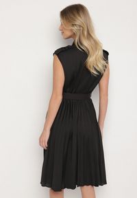 Born2be - Czarna Wiskozowa Sukienka Rozkloszowana z Koszulową Górą i Plisami z Paskiem Eviravie. Okazja: na co dzień. Kolor: czarny. Materiał: wiskoza. Typ sukienki: koszulowe. Styl: elegancki, casual, klasyczny. Długość: midi #3