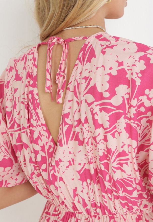 Born2be - Różowa Sukienka Gertisa. Okazja: na co dzień. Typ kołnierza: dekolt w serek, kołnierz z falbankami. Kolor: różowy. Materiał: wiskoza. Długość rękawa: krótki rękaw. Wzór: kwiaty. Styl: elegancki, casual