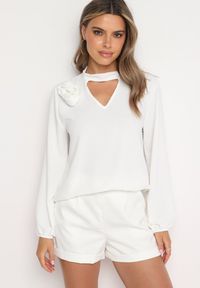 Born2be - Biała Bluzka z Ozdobnym Dekoltem Gomi. Kolor: biały. Długość rękawa: długi rękaw. Długość: długie. Wzór: kwiaty #3