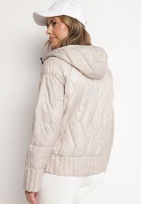 Born2be - Beżowa Dwustronna Kurtka Pikowana z Kieszeniami i Kapturem Eralethra. Okazja: na co dzień, na spacer. Kolor: beżowy. Materiał: jeans. Długość rękawa: długi rękaw. Długość: długie. Wzór: aplikacja. Styl: casual, elegancki #5