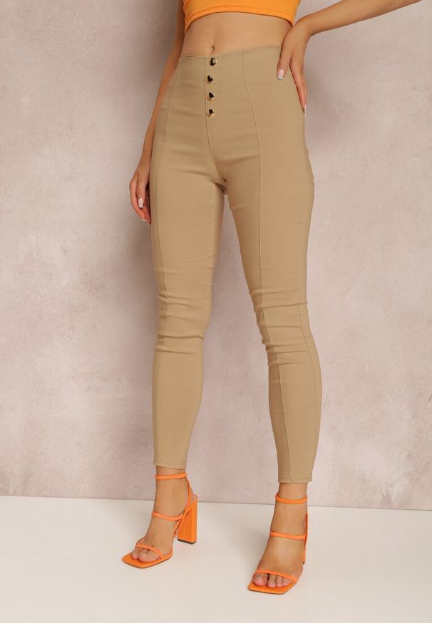 Renee - Beżowe Legginsy Aldares. Stan: podwyższony. Kolor: beżowy. Wzór: aplikacja. Styl: elegancki