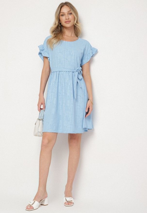 Born2be - Jasnoniebieska Sukienka Ozdobiona Falbankami i Paskiem Izulira. Typ kołnierza: kołnierz z falbankami. Kolor: niebieski. Wzór: aplikacja. Styl: elegancki