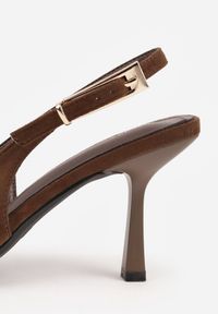 Renee - Brązowe Szpilki Slingback VICES z Imitacji Zamszu z Prostokątną Klamerką Natuma. Okazja: na co dzień, na randkę, na ślub cywilny, na wesele. Zapięcie: klamry. Kolor: brązowy. Materiał: zamsz. Obcas: na szpilce. Styl: casual, elegancki #7