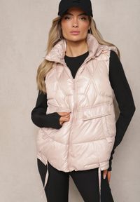 Renee - Jasnoróżowa Pikowana Kamizelka z Troczkami i Odpinanym Kapturem Arrelarra. Okazja: na co dzień, na spacer. Kolor: różowy. Materiał: jeans. Styl: klasyczny, sportowy, casual, elegancki