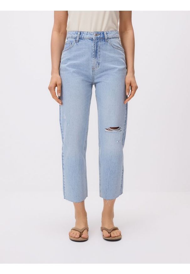 Reserved - Jeansy straight z przetarciami - niebieski. Kolor: niebieski