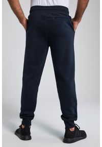 JAY-PI - Męskie Spodnie dresowe ściągane sznurkiem nowoczesny krój do roz. 8XL. Kolekcja: plus size. Kolor: niebieski. Materiał: materiał, poliester, bawełna. Długość: długie