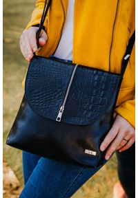 Listonoszka skórzana SHE 615 czarna. Kolor: czarny. Materiał: skórzane. Styl: casual, elegancki