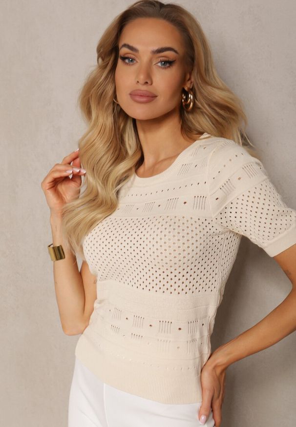 Renee - Beżowa Klasyczna Bluzka w Ażurowy Wzór Lidakra. Okazja: na co dzień. Kolor: beżowy. Materiał: jeans. Długość rękawa: krótki rękaw. Długość: krótkie. Wzór: ażurowy. Styl: klasyczny