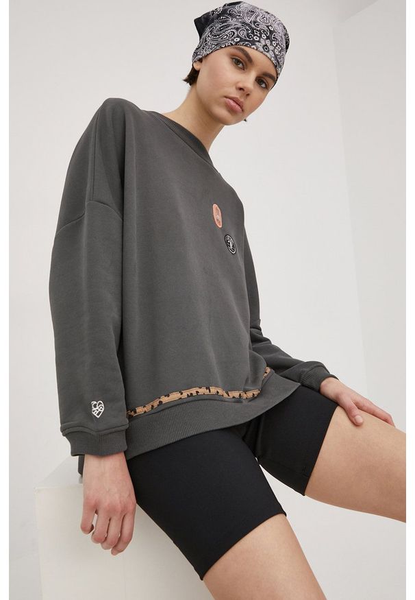 Femi Stories bluza Vald damska kolor szary z aplikacją. Kolor: szary. Materiał: dzianina. Długość rękawa: długi rękaw. Długość: długie. Wzór: aplikacja