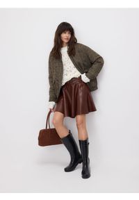 Reserved - Spódnica mini z paskiem - brązowy. Kolor: brązowy. Materiał: skóra #1