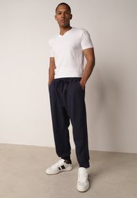 Born2be - Granatowe Spodnie Dresowe z Bawełną ze Ściągaczami Hailise. Okazja: na co dzień, do domu. Kolor: niebieski. Materiał: bawełna, dresówka. Styl: casual, sportowy #5