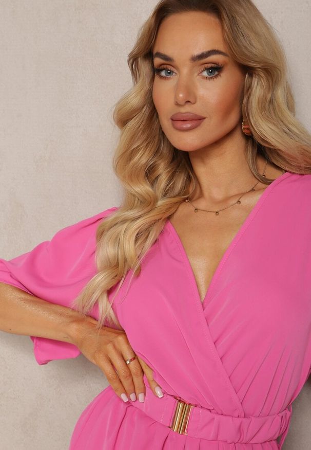 Renee - Różowa Sukienka o Kopertowym Kroju z Marszczoną Gumką i Paskiem w Talii Dariane. Kolor: różowy. Długość rękawa: krótki rękaw. Sezon: lato. Typ sukienki: kopertowe. Styl: elegancki