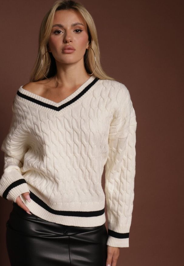 Renee - Jasnobeżowy Sweter w Stylu Preppy z Dodatkiem Kaszmiru i Warkoczowym Splotem Belmire. Okazja: na co dzień. Typ kołnierza: dekolt w serek. Kolor: beżowy. Materiał: kaszmir. Wzór: ze splotem. Styl: casual, klasyczny