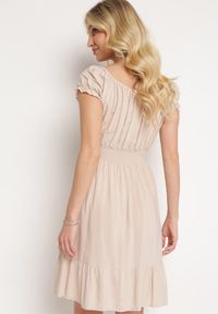 Born2be - Beżowa Wiskozowa Sukienka z Gumkami w Pasie Ściągana przy Dekolcie z Falbanką Tiimamla. Okazja: na co dzień. Kolor: beżowy. Materiał: wiskoza. Długość rękawa: krótki rękaw. Sezon: wiosna, lato. Typ sukienki: proste. Styl: casual #2