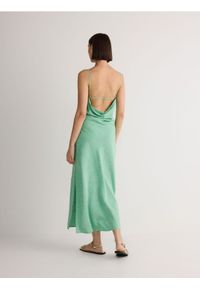 Reserved - Sukienka midi z wiskozy i lnu - jasnozielony. Kolor: zielony. Materiał: len, wiskoza. Wzór: gładki. Typ sukienki: proste. Długość: midi