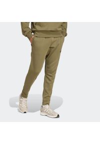 Adidas - Spodnie dresowe męskie ADIDAS Essentials Feelcozy. Kolor: zielony. Materiał: dresówka. Sport: joga i pilates