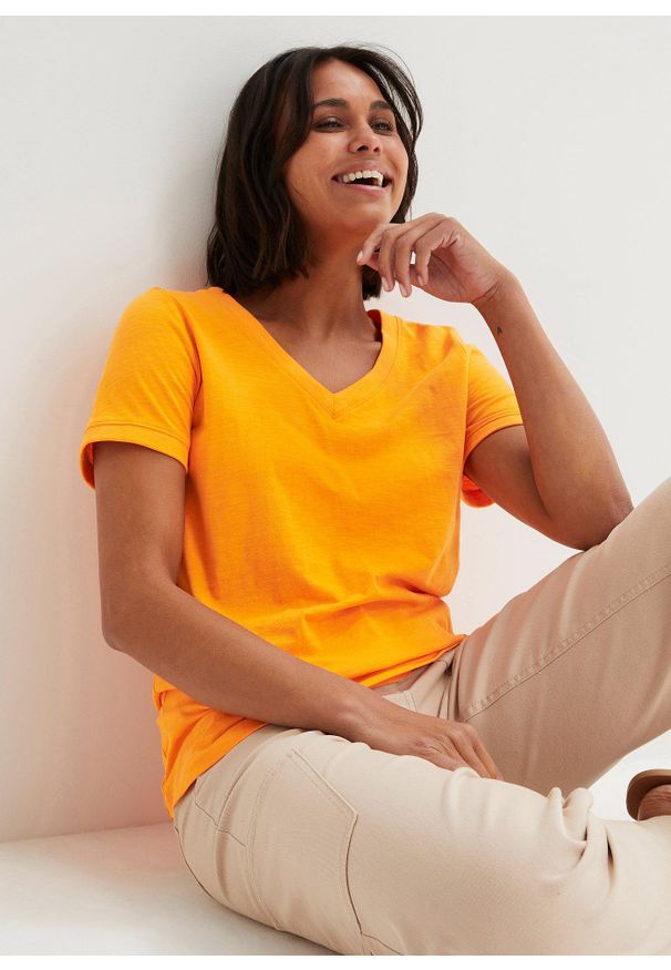 bonprix - T-shirt z czystej bawełny. Typ kołnierza: dekolt w serek. Kolor: pomarańczowy. Materiał: bawełna. Długość rękawa: krótki rękaw. Długość: krótkie