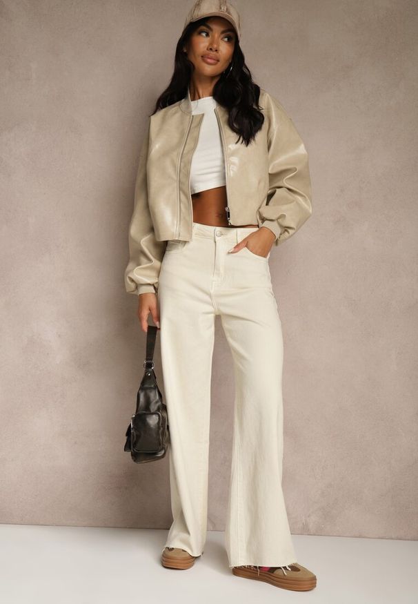 Renee - Jasnobeżowe Jeansy Wide Leg High Waist z Postrzępionymi Krawędziami Brizess. Stan: podwyższony. Kolor: beżowy
