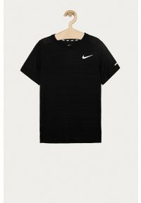 Nike Kids T-shirt dziecięcy kolor czarny gładki. Okazja: na co dzień. Kolor: czarny. Materiał: dzianina, skóra, włókno, tkanina. Wzór: gładki. Styl: casual