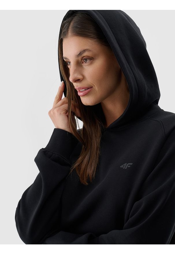 4f - 4F Bluza dresowa nierozpinana z kapturem damska - czarna XXL. Okazja: na co dzień. Typ kołnierza: kaptur. Kolor: czarny. Materiał: dresówka. Długość rękawa: raglanowy rękaw. Wzór: gładki, ze splotem. Styl: casual, sportowy