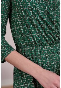 Marie Zélie - Sukienka Rita Beatica zielona. Typ kołnierza: dekolt kopertowy. Kolor: zielony. Materiał: wiskoza, dzianina, materiał, elastan, tkanina. Długość rękawa: krótki rękaw. Wzór: kwiaty. Sezon: jesień. Typ sukienki: proste, kopertowe #3