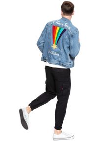 Levi's® - KURTKA JEANSOWA LEVI’S PRIDE COMMUNITY LGBTQIA+ TRUCKER JACKET 723340290. Okazja: na imprezę. Typ kołnierza: kaptur. Materiał: jeans. Wzór: haft, aplikacja, napisy. Sezon: lato. Styl: klasyczny #5