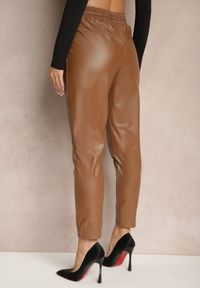 Renee - Brązowe Spodnie High Waist z Ekoskóry w Gumką w Talii Esaleira. Okazja: na co dzień. Stan: podwyższony. Kolor: brązowy. Styl: casual, elegancki