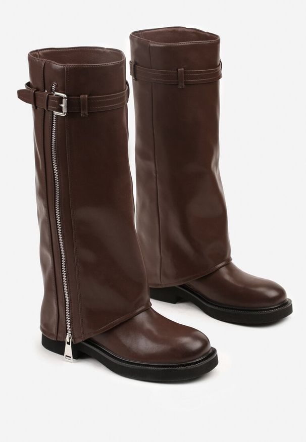 Renee - Brązowe Kozaki Typu Bikery Ozdobione Suwakiem Klamrą i Wywiniętą Cholewką Sovera. Okazja: na co dzień. Zapięcie: klamry. Kolor: brązowy. Materiał: jeans. Szerokość cholewki: normalna. Wzór: aplikacja. Styl: elegancki, casual