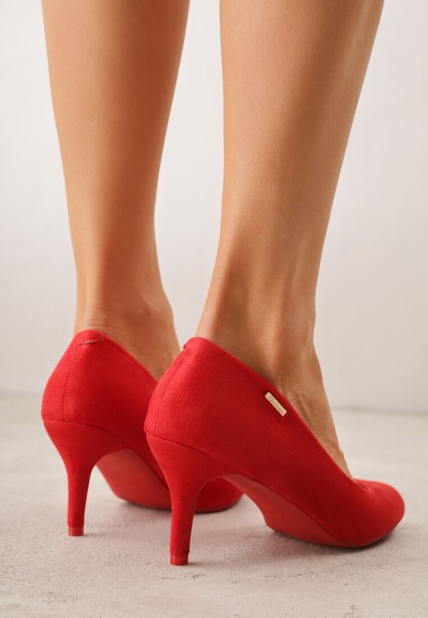 Renee - Czerwone Czółenka Pherinca. Zapięcie: bez zapięcia. Kolor: czerwony. Szerokość cholewki: normalna. Wzór: gładki, aplikacja. Obcas: na obcasie. Styl: elegancki. Wysokość obcasa: średni