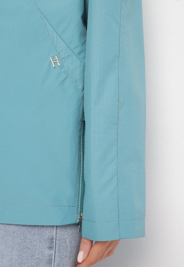 Born2be - Niebieska Kurtka w Stylu Wiatrówki z Odpinanym Kapturem Ndivisa. Okazja: na co dzień. Kolor: niebieski. Materiał: jeans. Styl: klasyczny, casual