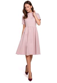Sukienki.shop - Elegancka rozkloszowana sukienka z wywiniętą stójką różowa. Okazja: do pracy. Typ kołnierza: kołnierzyk stójkowy. Kolor: czerwony, różowy. Styl: elegancki #3