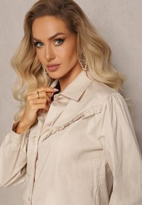 Renee - Beżowa Bawełniana Koszula z Kołnierzem i Falbanką Chrissa. Okazja: na co dzień. Typ kołnierza: kołnierzyk klasyczny, kołnierz z falbankami. Kolor: beżowy. Materiał: bawełna. Długość rękawa: długi rękaw. Długość: długie. Styl: klasyczny, elegancki, casual #4