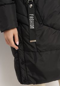 Born2be - Czarna Pikowana Kurtka z Odpinanym Futerkiem przy Kapturze i Napami u Dołu po Bokach Zemicea. Okazja: na co dzień. Kolor: czarny. Materiał: futro. Długość rękawa: długi rękaw. Długość: długie. Styl: casual, elegancki #5