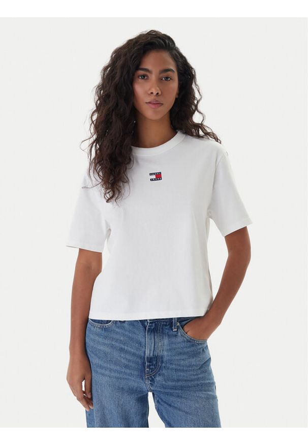 Tommy Jeans T-Shirt Badge DW0DW22202 Écru Boxy Fit. Kolor: kremowy. Materiał: bawełna