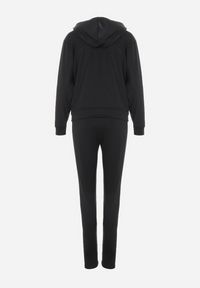 Born2be - Czarny Komplet Dresowy 3-częściowy z Lampasami Hisa. Kolekcja: plus size. Kolor: czarny. Materiał: dresówka. Sport: turystyka piesza #3