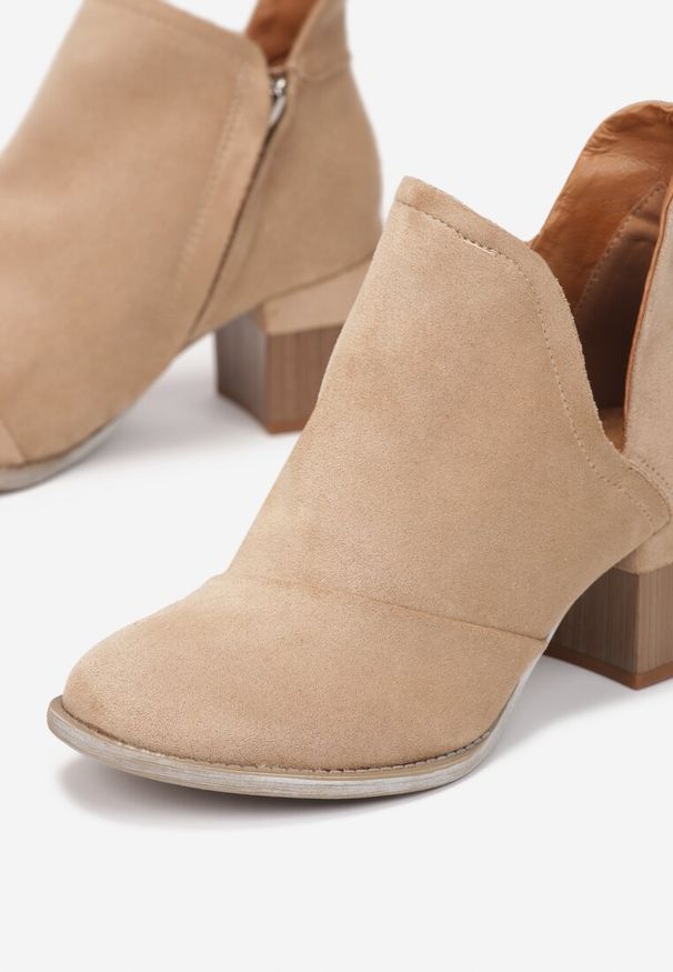 Renee - Beżowe Botki Phaeradina. Nosek buta: okrągły. Zapięcie: zamek. Kolor: beżowy. Szerokość cholewki: normalna. Wzór: gładki, aplikacja. Materiał: futro, zamsz. Sezon: jesień. Obcas: na obcasie. Wysokość obcasa: średni