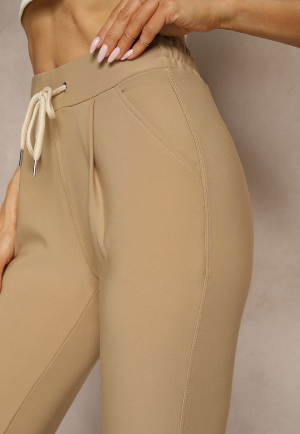 Renee - Beżowe Dopasowane Spodnie High Waist z Gumką i Wiązaniem w Talii Zelpia. Okazja: na co dzień. Stan: podwyższony. Kolor: beżowy. Styl: elegancki, casual