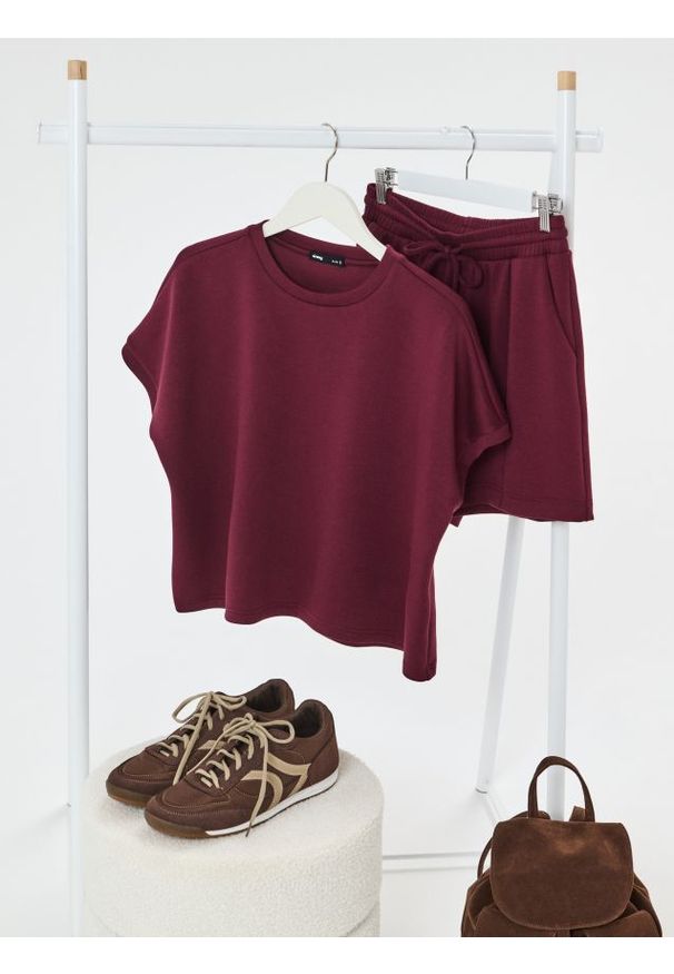 Sinsay - Bluza z krótkim rękawem soft touch - czerwony. Kolor: czerwony. Materiał: wiskoza, dzianina. Długość rękawa: krótki rękaw. Długość: krótkie