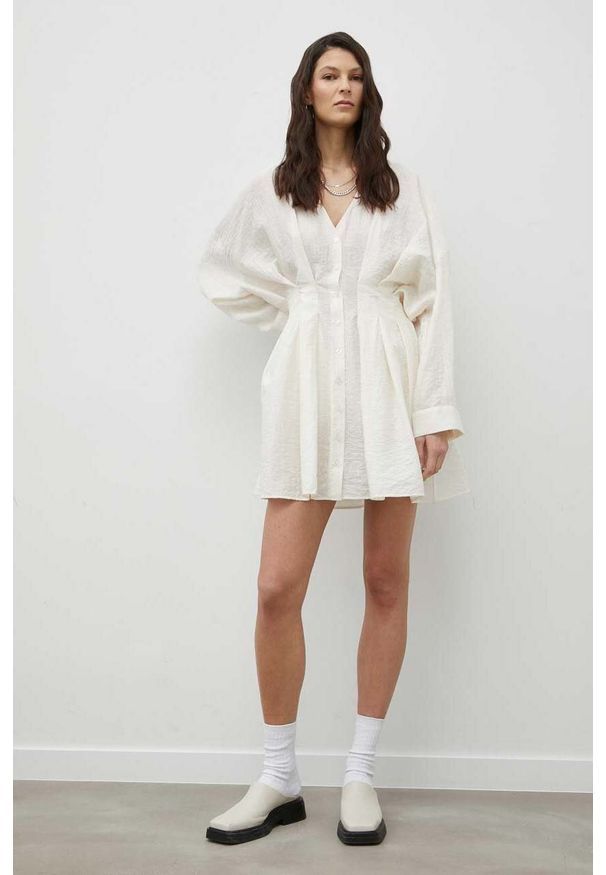 Samsoe & Samsoe - Samsoe Samsoe sukienka kolor beżowy mini rozkloszowana. Kolor: beżowy. Materiał: tkanina, jedwab, materiał, lyocell. Długość rękawa: długi rękaw. Typ sukienki: rozkloszowane. Długość: mini