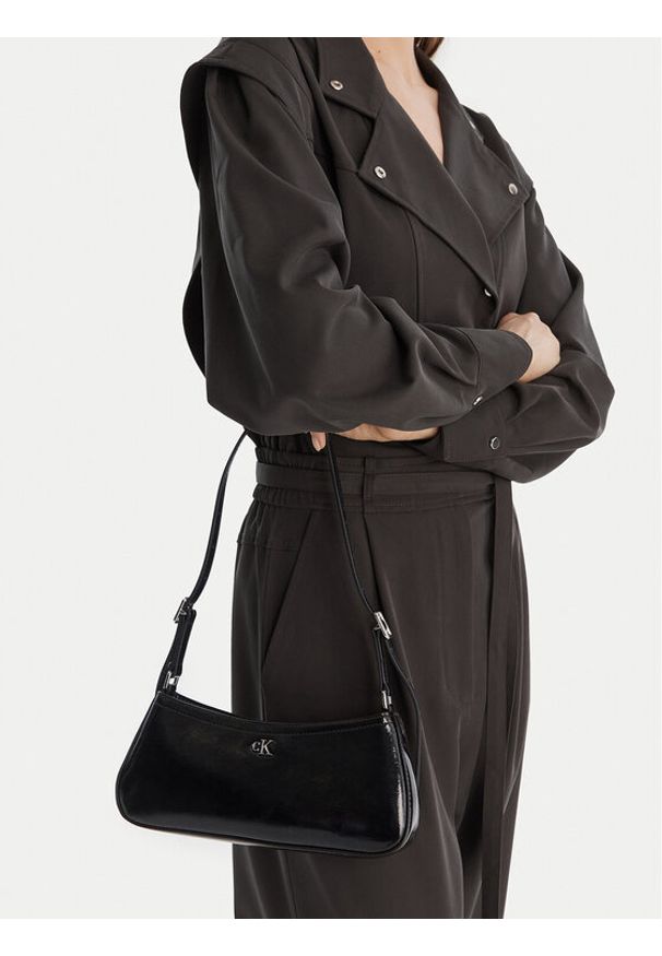 Calvin Klein Torebka Ck Metallic Small Shoulder Bag LV04F3304G Czarny. Kolor: czarny. Materiał: skórzane