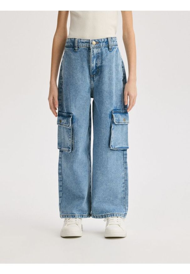 Reserved - Jeansy wide leg z kieszeniami cargo - niebieski. Kolor: niebieski