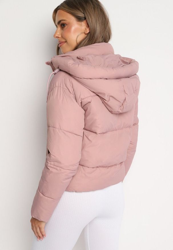 Born2be - Różowa Pikowana Kurtka Puffer z Kapturem Miviera. Okazja: na spotkanie biznesowe, na co dzień, do pracy, na spacer. Typ kołnierza: kaptur. Kolor: różowy. Materiał: dzianina, jeans. Sezon: zima. Styl: biznesowy, casual, elegancki