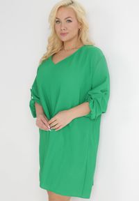 Born2be - Zielona Rozkloszowana Sukienka Mini z Plisowaniem Telesi. Kolekcja: plus size. Kolor: zielony. Długość rękawa: długi rękaw. Typ sukienki: dla puszystych. Długość: mini #7