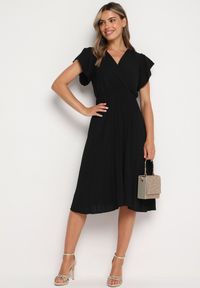 Born2be - Czarna Plisowana Sukienka z Kopertowym Dekoltem i Gumką w Talii Waretta. Typ kołnierza: dekolt kopertowy. Kolor: czarny. Typ sukienki: kopertowe. Styl: elegancki #3