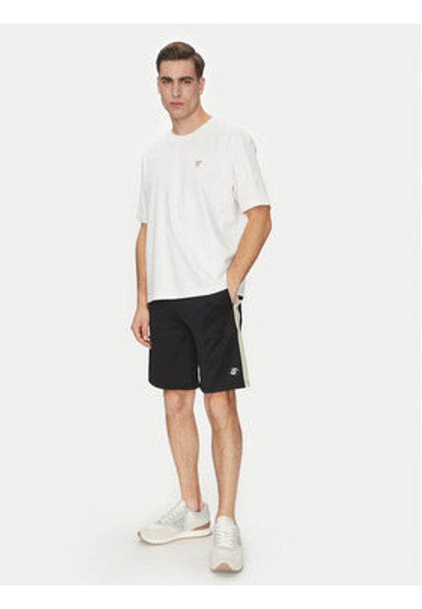 Guess Szorty sportowe Z5GD08 KCRU2 Czarny Loose Fit. Kolor: czarny. Materiał: syntetyk. Styl: sportowy