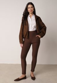 Born2be - Brązowe Spodnie z Gumką w Talii Dopasowane z Wysokim Stanem Trevona. Okazja: na co dzień. Stan: podwyższony. Kolekcja: plus size. Kolor: brązowy. Styl: casual, elegancki #3